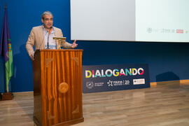 Antonio María Lara presenta la conferencia "Dialogando" con Marta Flich. Paraninfo. Noviembre de 2017