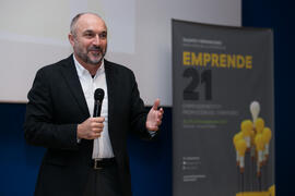 Eugenio José Luque presenta la conferencia de Josef Ajram "¿Dónde está el límite?". Seminario "Emprende 21". Paraninfo. Noviembre de 2017