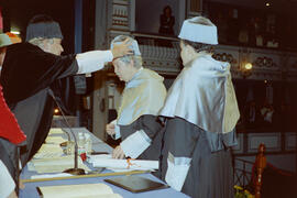 Investidura como Doctor "Honoris Causa" de D. Manuel Alcántara por la Universidad de Málaga. Teatro Cervantes. Noviembre de 2000