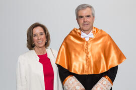 Retrato familiar de José Emilio Navas previo a su investidura como Doctor "Honoris Causa" por la Facultad de Ciencias Económicas y Empresariales de la Universidad de Málaga. Edificio del Rectorado. Abril de 2017