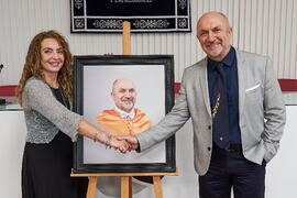 Macarena Parrado y Eugenio Luque tras la presentación de su Retrato de Honor. Facultad de Ciencias Económicas y Empresariales. Junio de 2025