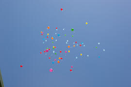 Suelta de globos en la fiesta del Día del Español. Centro Internacional de Español de la Universidad de Málaga. Junio de 2016