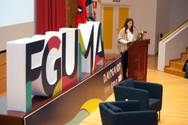 Elsa Marina Álvarez presenta los nuevos cursos on line de la Fundación General de la UMA. Momentos previos a la conferencia "Dialogando", con César Bona. Facultad de Derecho. Enero de 2017
