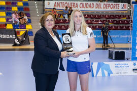 Entrega de trofeo. Ceremonia de clausura del Campeonato del Mundo Universitario de Balonmano. Antequera. Julio de 2016