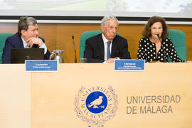 Juan Manuel Bonet, Mario Vargas Llosa y Guadalupe Fernández Ariza. Curso "La ciudad como arquetipo. Literatura, historia y arte. Europa y América". Edificio del Rectorado. Septiembre de 2018