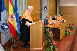 El padrino, Carlos A. Benavides Velasco, en la investidura como Doctor "Honoris Causa" de José Emilio Navas por la Facultad de Ciencias Económicas y Empresariales de la Universidad de Málaga. Edificio del Rectorado. Abril de 2017