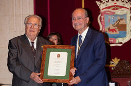 Entrega del título de Hijo Predilecto a Eugenio Chicano. Ayuntamiento de Málaga. Octubre de 2014