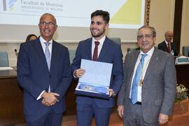 Entrega del premio al mejor expediente académico de Grado a Pedro Fernández Martín. Celebración del 50 Aniversario de la Facultad de Medicina de la Universidad de Málaga. Facultad de Medicina. Octubre de 2022