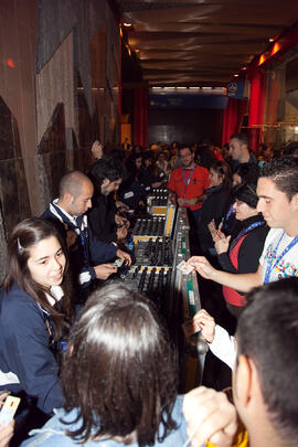Entrega de auriculares para la conferencia. 3º Congreso Internacional de Actividad Físico-Deportiva para Mayores de la Universidad de Málaga. Palacio de Ferias y Congresos de Málaga. Marzo de 2009
