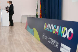 Ernesto Pimentel presenta la conferencia "Dialogando" con Chema Alonso. Salón de actos de la E.T.S.I Informática y Telecomunicaciones. Abril de 2017