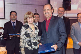 Entrega de regalo en la cena del 3º Congreso Internacional de Actividad Físico-Deportiva para Mayores de la Universidad de Málaga. Hotel Barceló Málaga. Marzo de 2009