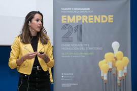 Intervención de Míriam García en la conferencia "Emprendimiento y promoción del territorio" junto a Sara Carmona. Seminario "Emprende 21". Paraninfo. Noviembre de 2017
