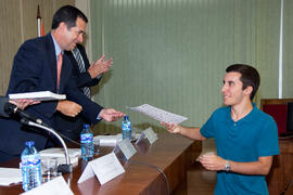 Entrega de diploma ganador V Reto Gestalentum. Facultad de Ciencias Económicas y Empresariales. Octubre de 2014