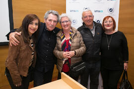 Foto de grupo tras la conferencia de Miguel Ríos "La música como testimonio de la Transición" del ciclo "Historia, documentos y sociedad". Edificio del Rectorado. Abril de 2019