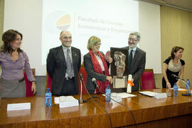 Nombramiento de D. Antonio Ávila como Alumno de Honor de la Facultad de Ciencias Económicas y Empresariales de la Universidad de Málaga. Facultad de Ciencias Económicas y Empresariales. Noviembre de 2011