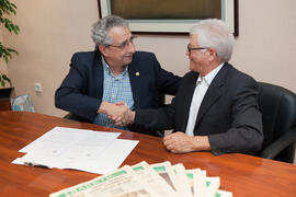 Firma del convenio para la donación del archivo fotográfico y la colección completa del Diario 16. Facultad de Ciencias Económicas y Empresariales. Marzo de 2015