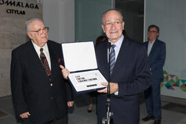Entrega de placa conmemorativa. Inauguración de la plaza Pintor Eugenio Chicano. Málaga. Noviembre de 2016