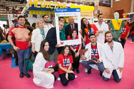 Photocall en el estand de la Facultad de Medicina. Jornadas de Puertas Abiertas de la Universidad de Málaga. Complejo Polideportivo Universitario. Abril de 2016