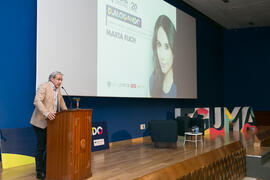 Antonio María Lara presenta la conferencia "Dialogando" con Marta Flich. Paraninfo. Noviembre de 2017