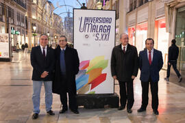 Foto de grupo en la inauguración de la exposición "La Universidad de Málaga del Siglo XXI".  Calle Larios. Enero de 2017