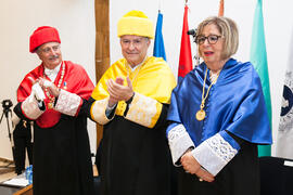 Adelaida de la Calle, José María Martín Delgado y Antonio Díez de los Ríos en la imposición de la Medalla de Oro de la Universidad de Málaga a Adelaida de la Calle. Paraninfo. Mayo de 2016