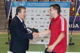 Premio a Mejor Portero para Valiantsin Pazniak de Bielorrusia. Acto de clausura y entrega de medallas. 14º Campeonato del Mundo Universitario de Fútbol Sala 2014 (FUTSAL). Antequera. Julio de 2014