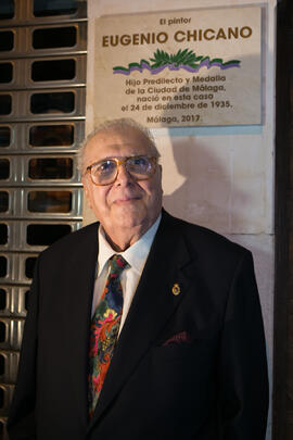 Eugenio Chicano con la placa conmemorativa de su nacimiento. Casa Natal de Eugenio Chicano. Málaga. Octubre de 2017