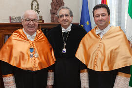 Retrato Juan Jiménez Aguilar, José ángel Narváez y Manuel Molina Lozano antes de su investidura como Doctor "Honoris Causa" por la Facultad de Turismo de la Universidad de Málaga. Rectorado. Abril 2016