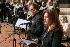 Coro Oficial de la Universidad de Málaga. Acto de la Hermandad de los Estudiantes en la Catedral. Plaza del Obispo, Málaga. Abril de 2019