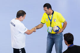 Saludo entre entrenadores. Partido Rusia - Egipto. Categoría masculina. Campeonato del Mundo Universitario de Balonmano. Antequera. Julio de 2016