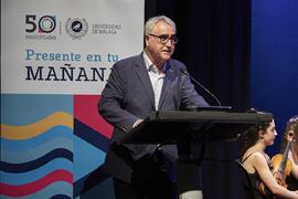 Antonio Heredia Bayona presenta el Concierto Conmemorativo del 50 Aniversario de la Universidad de Málaga. Auditorio Edgar Neville, Málaga. Junio de 2022