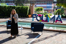 Theresa Zabell en su conferencia del ciclo "Dialogando". Jardín Botánico de la Universidad de Málaga. Mayo de 2021