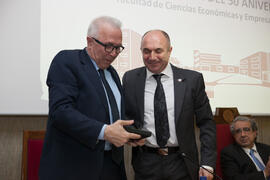 José Sánchez Maldonado y Eugenio José Luque en la clausura del 50 Aniversario de la Facultad de Económicas. Facultad de Ciencias Económicas y Empresariales. Marzo de 2016