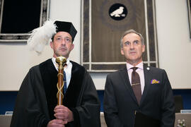 Miguel Porras y el Macero Mayor momentos previos a la investidura como Doctor "Honoris Causa" de Carlos Álvarez Rodríguez por la Facultad de Filosofía y Letras de la Universidad de Málaga. Paraninfo. Mayo de 2018