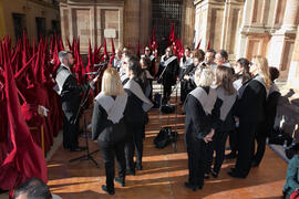 Coro Oficial de la Universidad de Málaga. Acto de la Hermandad de los Estudiantes en la Catedral. Plaza del Obispo, Málaga. Marzo de 2018