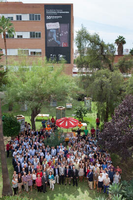 Foto de grupo tras el acto conmemorativo del 50 Aniversario de la Facultad de Económicas. Facultad de Ciencias Económicas y Empresariales. Octubre de 2015