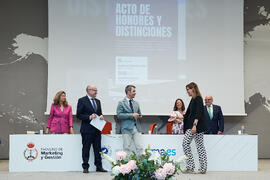 Reconocimiento especial a Carmen de Vivero de Porras por su promoción como profesora permanente laboral en la Facultad de Marketing y Gestión. Campus de Teatinos. Junio de 2025