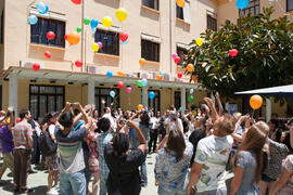 Suelta de globos en la fiesta del Día del Español. Centro Internacional de Español de la Universidad de Málaga. Junio de 2016