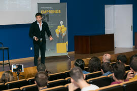 David Meca pronuncia su conferencia "Gestión del talento". Seminario "Emprende 21". Paraninfo. Noviembre de 2017