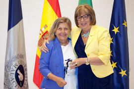 Adelaida de la Calle y María Isabel Calero en el homenaje al personal que cumple 25 años al servicio de la Universidad de Málaga y personal jubilado. Paraninfo. Julio de 2014