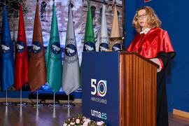 Magdalena Martín da lectura a la "Laudatio". Investidura de nuevos doctores por la Universidad de Málaga. Paraninfo. Junio de 2022