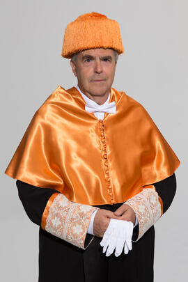 Retrato de José Emilio Navas previo a su investidura como Doctor "Honoris Causa" por la Facultad de Ciencias Económicas y Empresariales de la Universidad de Málaga. Edificio del Rectorado. Abril de 2017