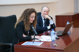 Macarena Parrado presenta la conferencia de José María Gay de Liébana "La economía y las cuentas del fútbol europeo". Paraninfo. Abril de 2016