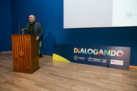 Eugenio José Luque presenta la conferencia "Dialogando" con Marta Flich. Paraninfo. Noviembre de 2017