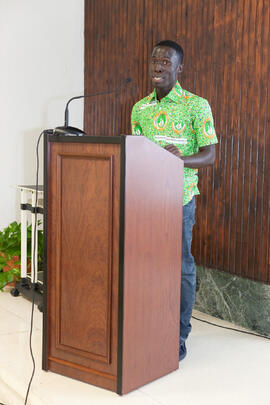 Intervención del alumno Koffi Eric Konan. Graduación de los alumnos del CIE de la Universidad de Málaga. Centro Internacional de Español. Septiembre de 2014