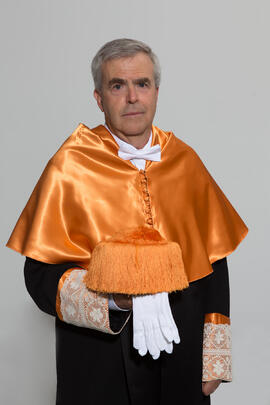 Retrato de José Emilio Navas previo a su investidura como Doctor "Honoris Causa" por la Facultad de Ciencias Económicas y Empresariales de la Universidad de Málaga. Edificio del Rectorado. Abril de 2017