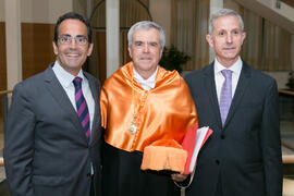 Foto de grupo tras la investidura como Doctor "Honoris Causa" de José Emilio Navas por la Facultad de Ciencias Económicas y Empresariales de la Universidad de Málaga. Edificio del Rectorado. Abril de 2017