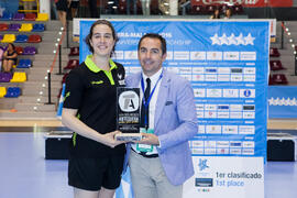 Entrega de trofeo. Ceremonia de clausura del Campeonato del Mundo Universitario de Balonmano. Antequera. Julio de 2016