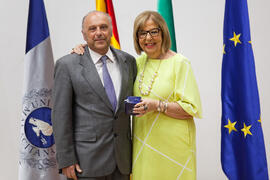 Javier Ramírez y Adelaida de la Calle en el homenaje a los jubilados y al personal que cumple 25 años de servicio en la UMA. Paraninfo. Mayo 2015