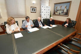 Firma de la donación del archivo fotográfico y de cine de Antonio España a la Universidad de Málaga. Edificio del Rectorado. Abril de 2025
